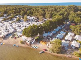 Przyczepy Kempingowe CHAŁUPY 6, KITE CREW Surf School, hotel em Chałupy