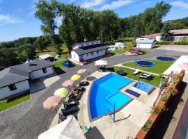 Family Bungalows & Camp, hotel amb aparcament a Vrchlabí