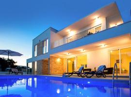 Villa Crystal Blue, hotel in Rogoznica