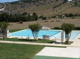 Casa Mirea di Teti con piscina a Macari