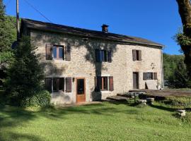 Maison en pierre dans le Sidobre, hotel dengan parking di Le Bez