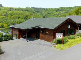 5 Sterne Ferienhaus Susi mit Kamin, Seeblick und 2 Terrassen, strandleiga í Rieden