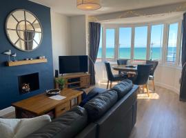 WORTHING BEACH 180 - 2 bed seafront apartment with private parking, leilighet i Worthing