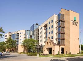 Embassy Suites by Hilton St Louis Airport, hotel in Bridgeton