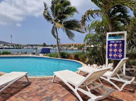 Luxury appt for 6: mesmerizing Spanish water view, khách sạn ở Jan Thiel