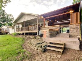 TroutFest Anglers Retreat on White River with Deck, holiday home sa Cotter