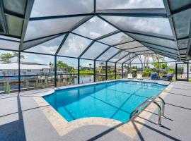 Luxurious Cape Coral Oasis Half Mi to Boat Ramp!, spahotell i Cape Coral