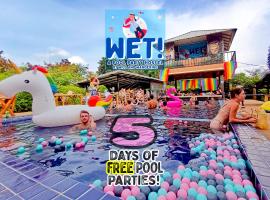 WET! a Pool Party Hostel by Wild & Wandering, hotell i Haad Rin