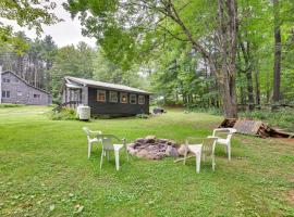 Brantingham Cottage with Fire Pit and Forested Views!: Glenfield şehrinde bir villa