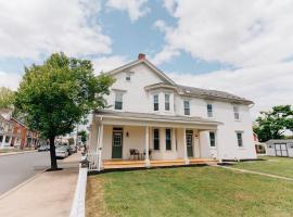 Newly Renovated Vintage Inspired Large 4 BR Home, hotel with parking in Mount Joy