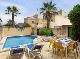Dar tal-Patri Farmhouse with Private Pool โรงแรมที่มีที่จอดรถในGħammar