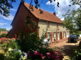 Grande maison de Vacances avec SPA, hotel with parking in Clairefougère