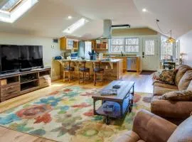 Romantic, Cozy Loft with Yard, 5 Miles to Clemson