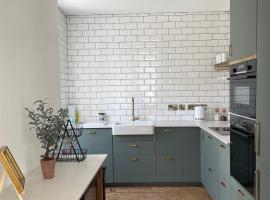 The Old Tearoom At Ty Llywelyn By Birch Stays, vacation home in Conwy