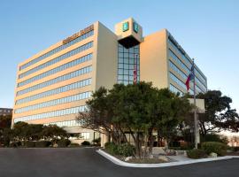 Embassy Suites San Antonio Airport, hotel blizu aerodroma Međunarodni aerodrom San Antonio - SAT, 