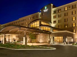 Embassy Suites by Hilton Akron Canton Airport、ノース・カントンのホテル