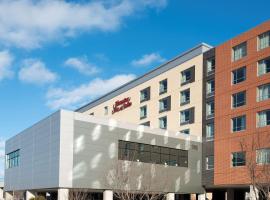 Hampton Inn & Suites Grand Rapids Downtown، فندق بالقرب من سيليبريشن! سينما ومسرح آيماكس، غراند رابيدز