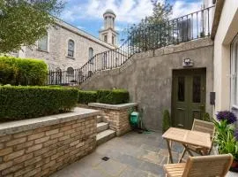 Beautiful 2 bedroom apartment with private south facing garden & terrace