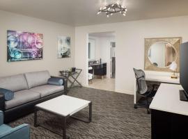 DoubleTree Suites by Hilton Hotel Detroit Downtown - Fort Shelby, hotelli kohteessa Detroit