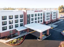 Hampton Inn & Suites Santa Rosa Sonoma Wine Country، فندق في سانتا روزا