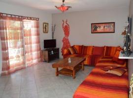 la Villa rouge Ardèche "le Baya", hotel i Ucel