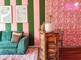 Dreaming With Dolly - Luxe Stay Near Broadway, hotell sihtkohas Nashville
