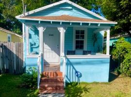 Key West Style Historic Home in Coconut Grove Florida, The Blue House, hotel pentru familii din Miami