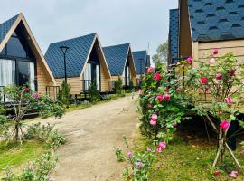 Caofong Glamping Village Hoà Bình, hotell i Hòa Bình