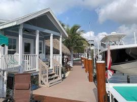 Kokomo! - Tiny House with Boat Lift, Waterfront, Tiki, hotel in Jewfish