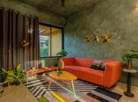 Mossy - Aesthetic 2BHK Apartment - Vagator, Goa By StayMonkey, lägenhet i Vagator