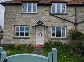 Cosy family cottage south Somerset, hotel med parkering i Long Sutton