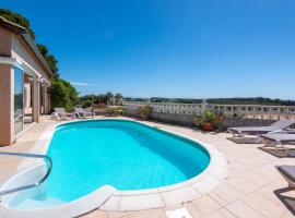 Maison avec piscine et belle vue, hotel Lédenonban