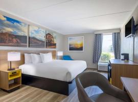 Days Inn & Suites by Wyndham Fort Bragg/Cross Creek Mall โรงแรมในเฟย์เอตต์วิลล์