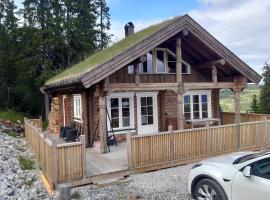Ny tømmerhytte, holiday home in Tveiten
