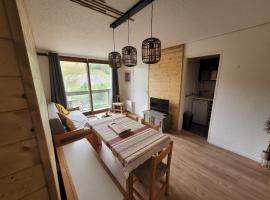 Le Yéti - Station de ski à pied au Corbier, Hotel in Villarembert