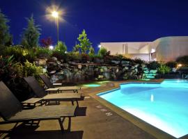 DoubleTree by Hilton Pleasanton at The Club, viešbutis mieste Plezantonas