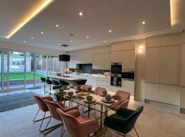 Luxury 5 bedroom house with free car park, hotel di Hendon