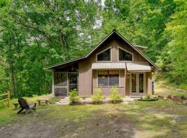 Secluded Murphy Cabin Rental on 2 Acres!, villa i Salem