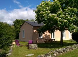 Maison de campagne avec jardin pour 2 à 5 personnes, holiday home in Julos