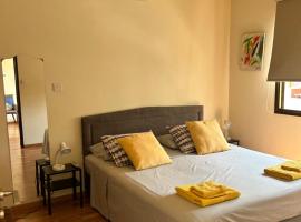 Extremely comfy apt with spacious private terrace 10min walk to the beach & in Town, hotel v destinaci Larnaka