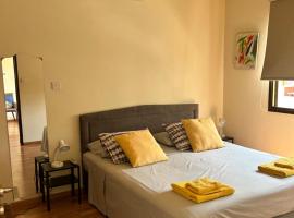 Extremely comfy apt with spacious private terrace 10min walk to the beach & in Town, feriebolig ved stranden i Lárnaka