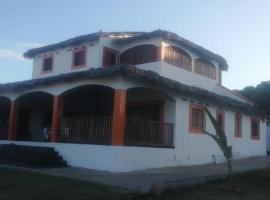 La villa blanche 1er étage TSIMAHARIVAGNA, rumah liburan di Ambondrona