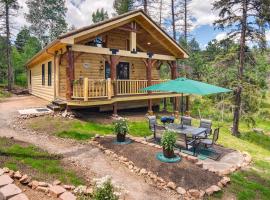 Conifer Log Cabin Rental with Private Hot Tub and Pond, παραθεριστική κατοικία σε Conifer