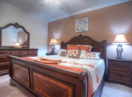 Spectacular 2 bed 2 bath Condo with Lake & Golf, отель с бассейном в городе Брейдентон