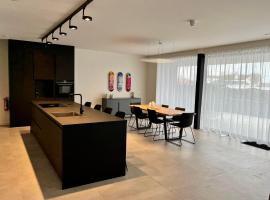 Design Apartment with 60m² terrace - heated inside pool and wellness facilities - very close to the beach, hotel en Cadzand