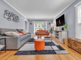 NEW! Modern Luxury w/ Pool Table 3BR/5BD Sleeps 10, hotell i Decatur