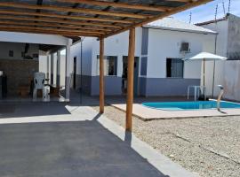 Casa com piscina e espaço gourmet a 30m da praia!, vikendica u gradu 'Alcobaça'