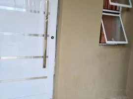 Kitnet casal e apartamento com lareira e vista jardim
