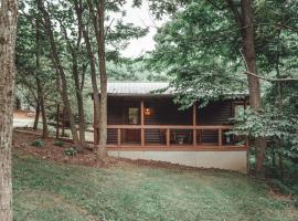 Great Frontier Cabin at American Heartland Cabins, üdülőház Rockbridge-ben