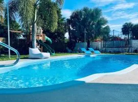 Island Vibes Beach House & 10 min walk to beach